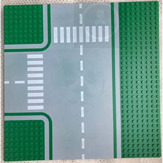 [ของแท้ มือ 2] Lego Green Baseplate, Road 32 x 32 8-Stud T Intersection with Road Pattern, and Crosswalks Pattern