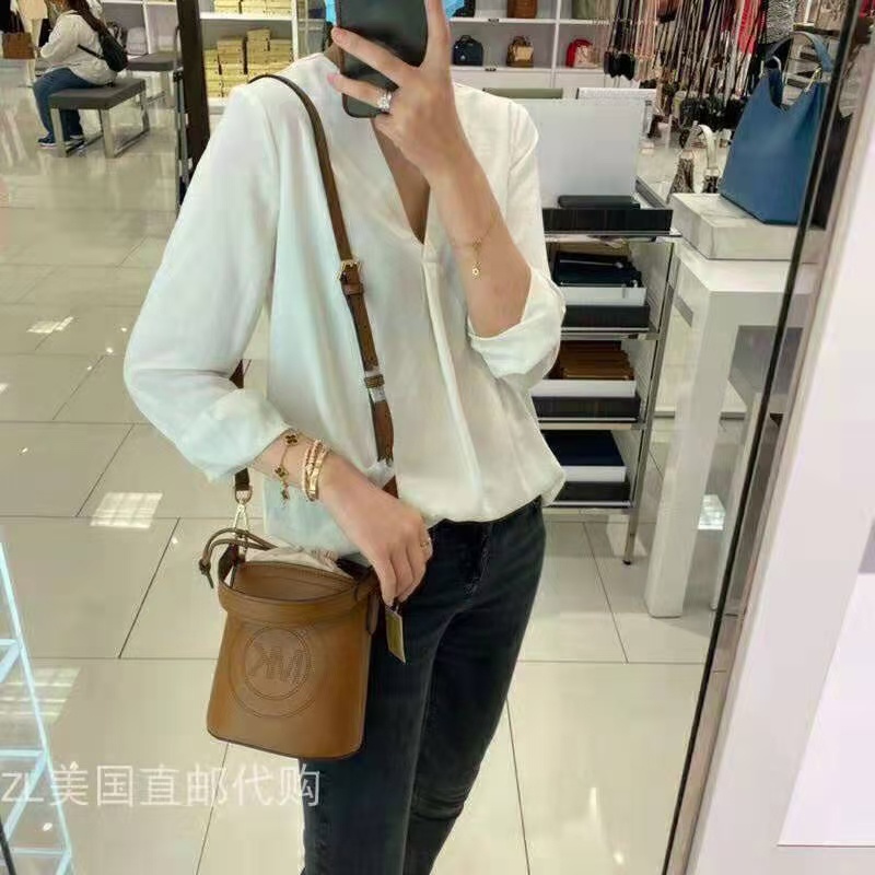 [MK New Small Bucket Bag] กระเป๋าหนังทรงโมโนแกรมใบเล็ก