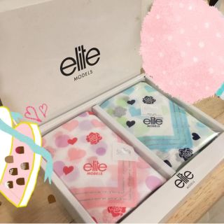 ผ้าเช็ดหน้าหวานหวาน สองสีสองสไตล์ ยี่ห้อ Elite กล่องละ 2 ผืน