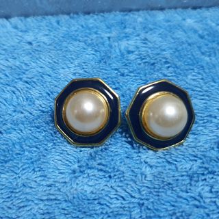 #ต่างหูหนีบ8เหลี่ยมมงคล วงนอกเป็นสีเขียวเข้มมรกตคะ 
ราคา 200 บาท