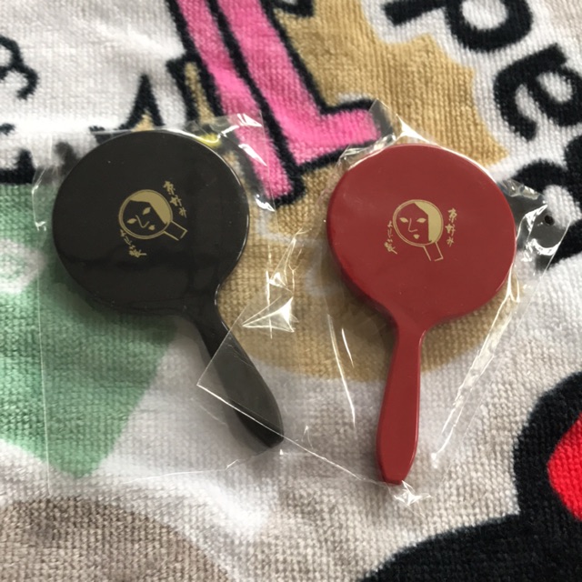 กระจกสำหรับพกพา yojiya สีแดง