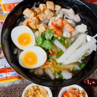ก๋วยเตี๋ยว เส้นใหญ่ น้ำใส แถมหมูยออบแห้ง กุ้งแห้ง ต้นหอมผักชี กระเทียมเจียว พริกผัด