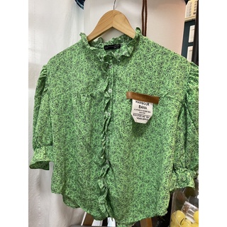 เสือมือสอง🍏เสื้อเชิ้ตคอระบายสีเขียวลาย paisley🍏