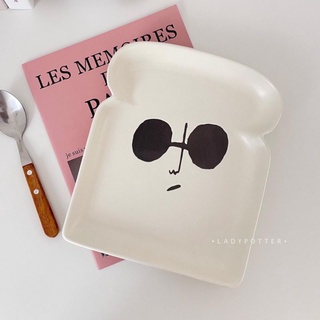 พน้อมส่ง🛒 จานเซรามิครูปทรงขนมปังลาย Mr.toast 🍞😎