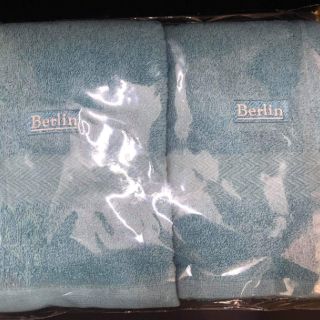 Berlin เซทผ้าขนหนู 2 ชิ้น สีฟ้า มาในห่อพลาสติกอย่างดี