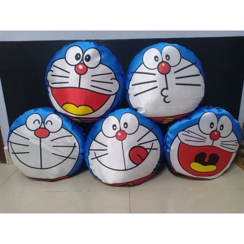 หมอนอิงกลมลายโดเรม่อนขนาด15นิ้วงานผ้าเงาราคาเพียง120บาท