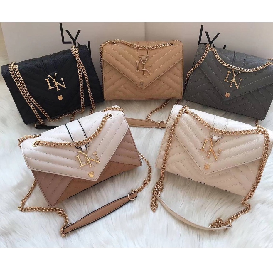 กระเป๋าสะพายข้าง LYN รุ่นหน้าจดหมาย สายโซ่ เเบบใหม่ทรงสวย มีสายหนังรองบ่า อุปกรณ์มี ป้าย และ ถุงผ้า สินค้าในไทยพร้อมส่ง