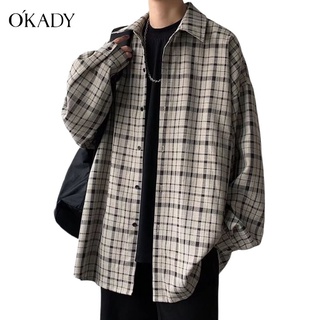 OKADY เสื้อผู้ชาย 【มีสินค้าในสต๊อก】เสื้อเชิ้ตผู้ชายแขนยาวลายสก็อตสวมใส่สบายและทันสมัย เสื้อสไตล์เกาหลีชาย