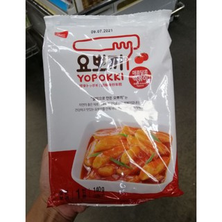 Yopokki​ โยโปกิ​ ผัดซอสรสหวานและเผ็ดพร้อมปรุง​ ตรายองพุง​ ขนาด​ 140​ กรัม