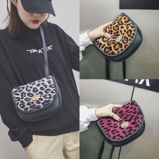 ‼️Sale290.-‼️🐆🧡leopard cross boy bag💛 กระเป๋าสะพายทรงครึ่งวงกลม ฝาผ้าขนลายเสือ ฝาล็อคบิดหมุน สายปรับความยาวได้