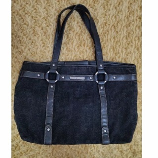 กระเป๋าสะพาย TOMMY HILFIGER ผ้ายีนส์ลายทอมมี่ ขนาด15*10" ของแท้100% มีร่องรอยตามการใช้งาน แถมจัดส่งฟรี