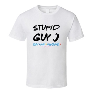 เสื้อยืดสีขาวเสื้อยืดลําลอง ผ้าฝ้าย แขนสั้น พิมพ์ลาย Friends Tv Stupid Guy On My Phone Joey Friends สําหรับผู้ชาย และผู้