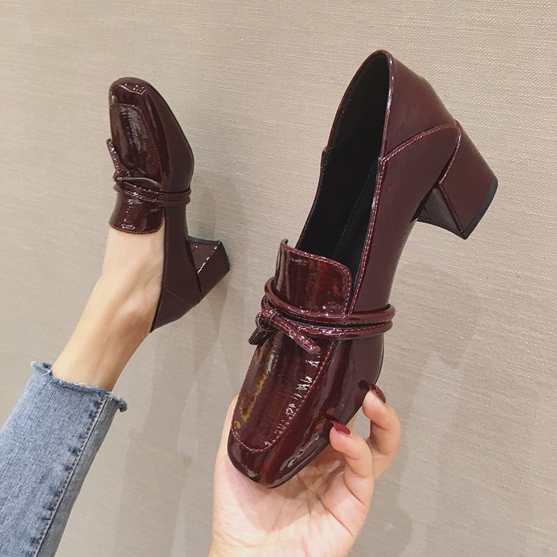 พร้อมส่ง รองเท้าหนังขนาดเล็กของผู้หญิง หัวเหลี่ยมย้อนยุค ส้นสูงเดี่ยวหนังนุ่ม สไตล์อังกฤษ