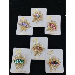 เข็มกลัดติดเสื้อสีทองลายสวยเป็นดอกไม้มีหลายสีใส่ออกงานต่างๆ