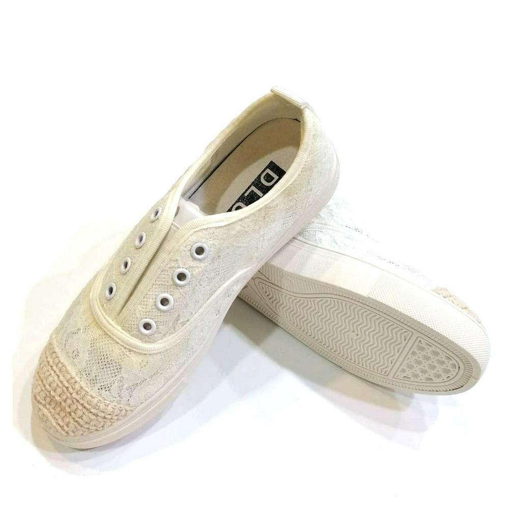 OXXO รองเท้าผ้าใบแฟชั่น วัสดุเป็นผ้าลูกไม้ระบายอากาศดี ผ้านิ่มใส่สบายแมทซ์กับชุดได้หลากหลายแนว G36