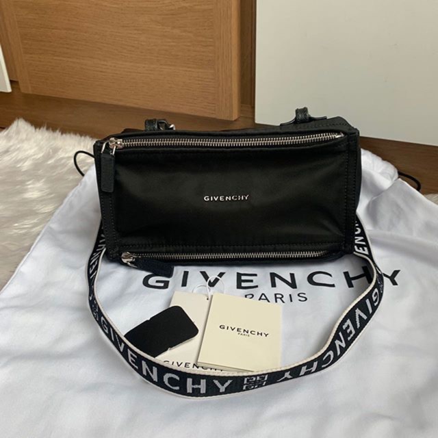 Like new Givenchy Pandora Mini Logo Strap Nylon ปี18  สายโลโก้ รุ่นฮิต สภาพสวยค่ะ ตัวผ้ายังใหม่เลย รอยใช้งานน้อย