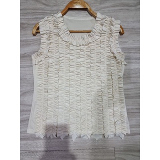 เสื้อแขนกุดสีครีมตกแต่งช่วงด้านหน้าอก34ยาว21(งานมือสอง)