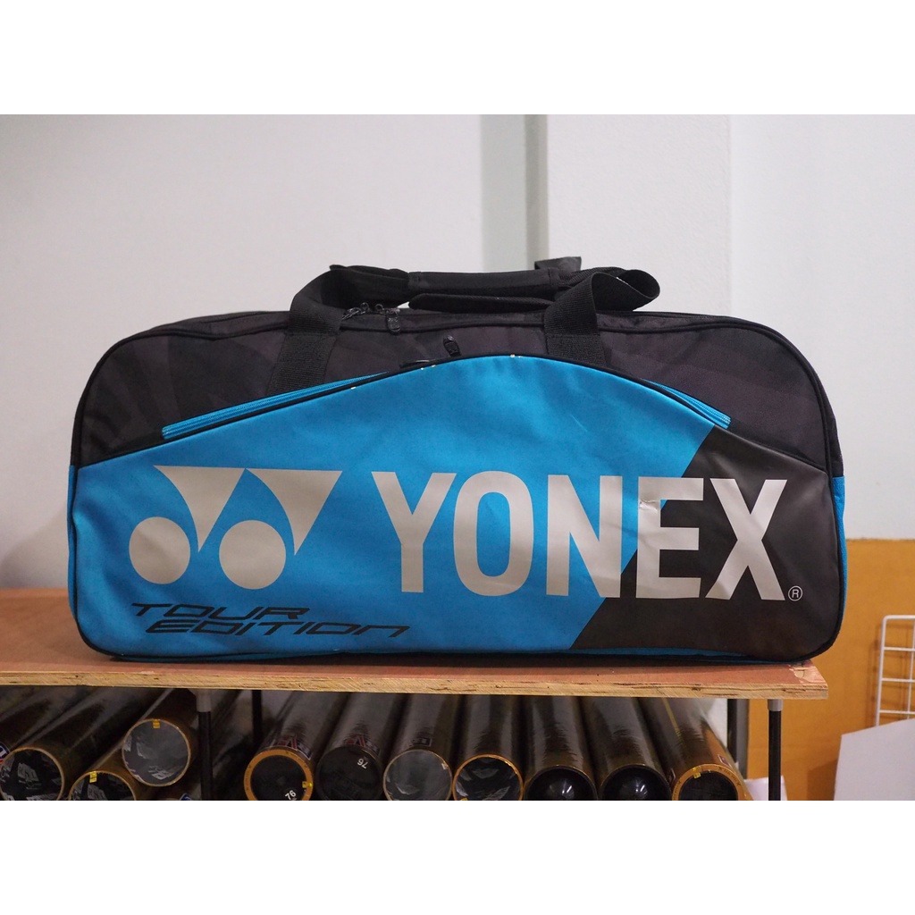 กระเป๋าใส่เรกเก็ต ของแท้ 100%YONEX ขนาด: 3 ช่องใหญ่ สะพายข้างแนบลำตัว สภาพ: 85% สินค้ามือสอง งานคัดตู้ญีปุ่น