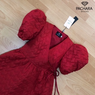 PACHARA BRAND  Detail: เดรสสั้นคอป้ายแขนตุ๊กตาเนื้อผ้าทอนูนปักลายหัวใจทั้งชุด ช่วงเอวมีสายผูกโบว์ด้านข้าง