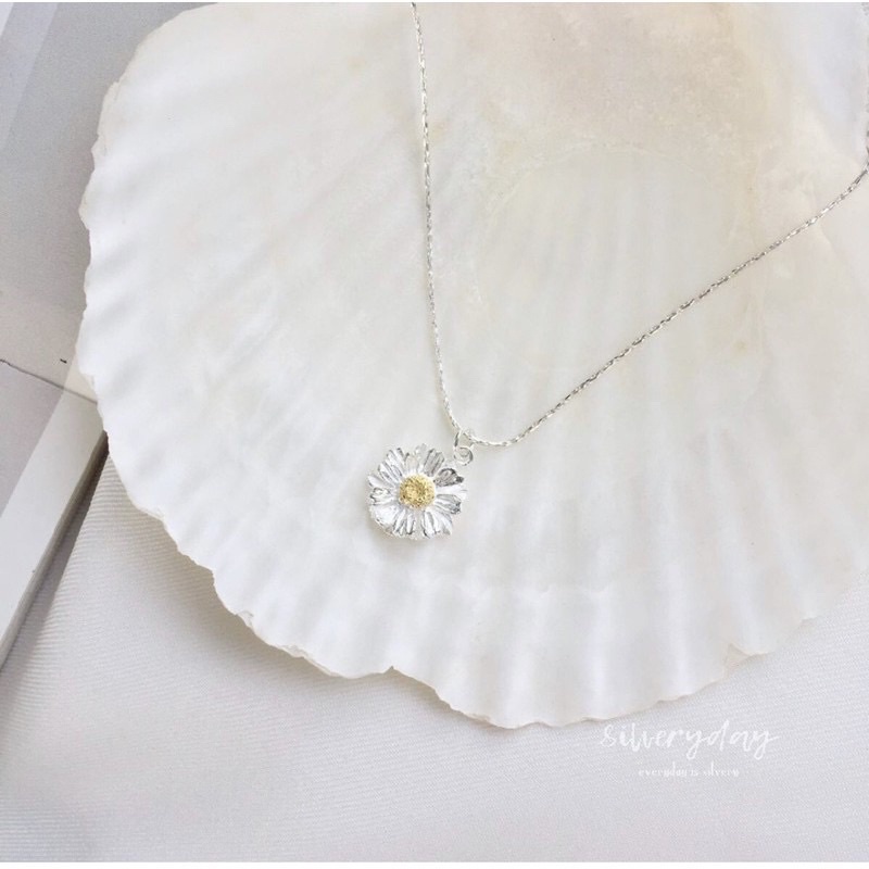 silvery.day | daisy pendant