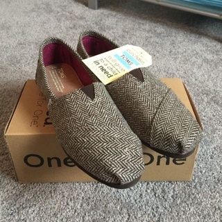 🍒แท้💯 Toms รองเท้าผ้าใบลําลอง ส้นแบน ลายทาง สีฟ้า สําหรับผู้ชาย ผู้หญิง