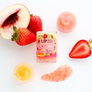 2 in 1 ลิปสครับ และลิปเซรั่ม Yummy Lips scrubbit สครับบิท สตรอว์เบอร์รี พีช สครับปากจากผลไม้จริง อร่อย เผลอทานได้ สบายใจ