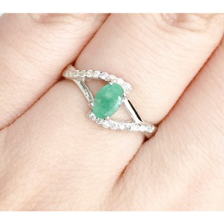 แหวนพลอยแท้มรกตสีเขียวประดับด้วยเพชรรัสเซียตัวเรือนเงินแท้ 925 รุ่น 2396-GR-EM