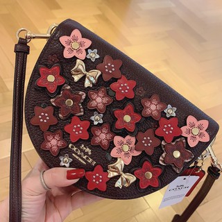 (ผ่อน 0%) ❤️ ของแท้!! พร้อมส่งในไทย!! Coach Ellen Crossbody With Daisy Applique อะไหล่ดอกไม้ แน่น และสวยมากๆ ค่ะ