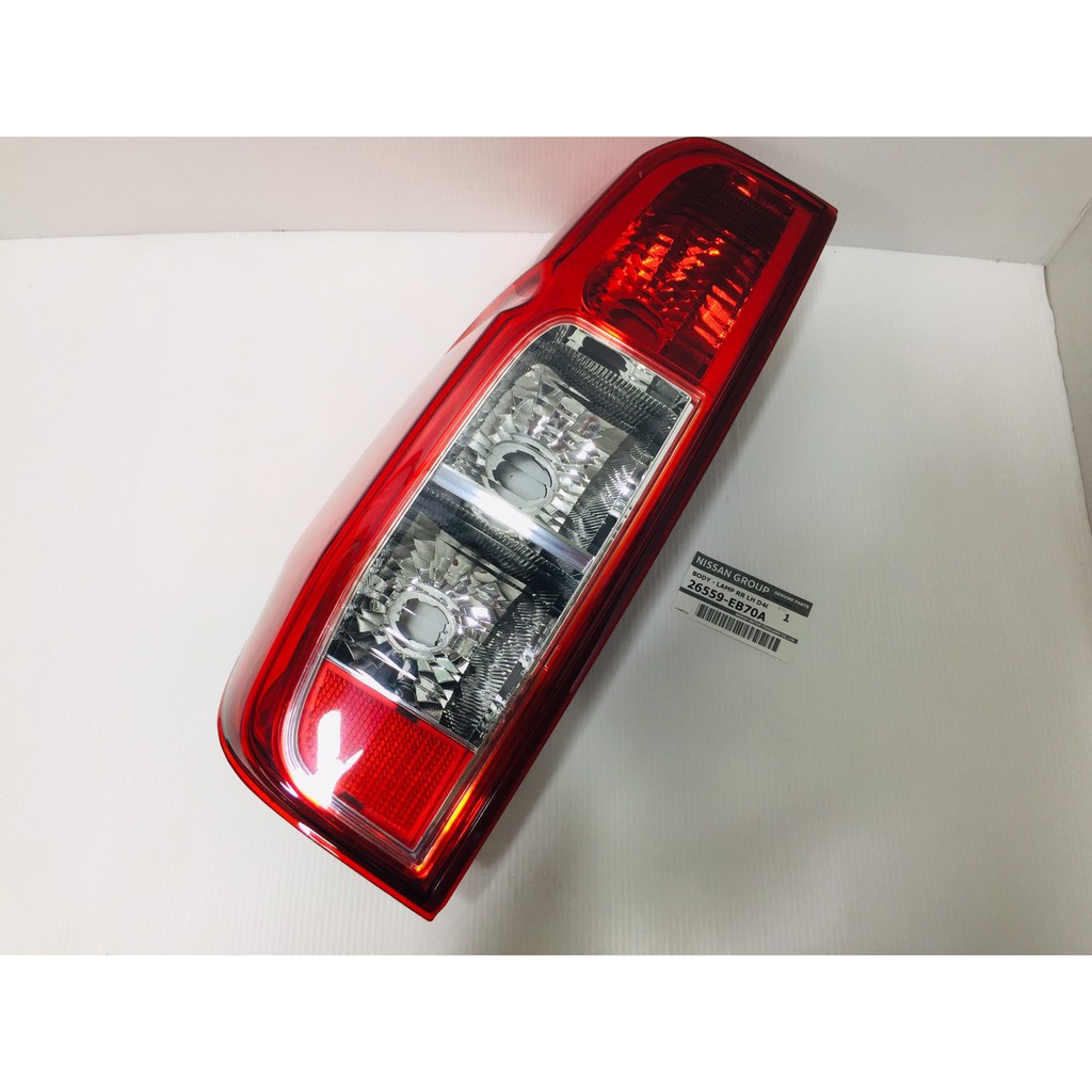 เสื้อไฟท้าย ซ้าย NISSAN NAVARA CALIBRE D40 (อะไหล่แท้ NISSAN) 26559-EB70A