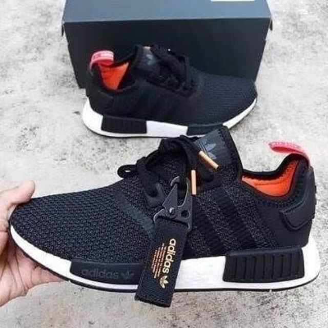 รองเท้า Adidas