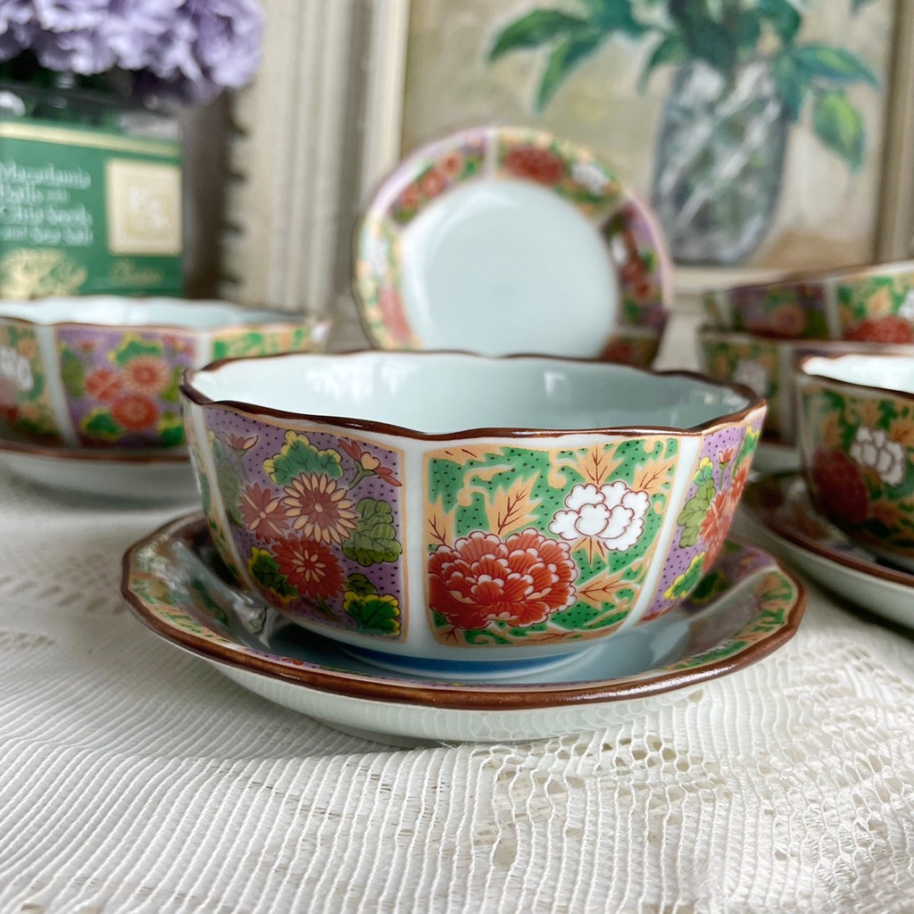 ถ้วยขนมหวานเบญจรงค์ มีจานรอง สวย ใหม่ ไม่ผ่านการใช้งาน ขนาด จานรอง W 11 cm  ถ้วย W 9.5 cm  H 4 cm