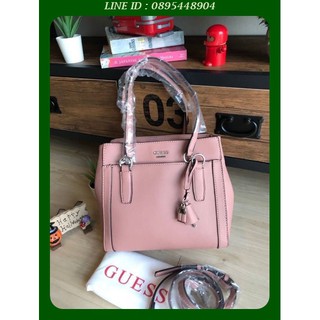 กระเป๋าถือหรือสะพายข้าง Guess Factory women’s shoulder bag กระเป๋าถือหรือสะพาย ขนาดกลางตั้งอยู่ทรง มีดีเทลหนังตกแต่งด้าน