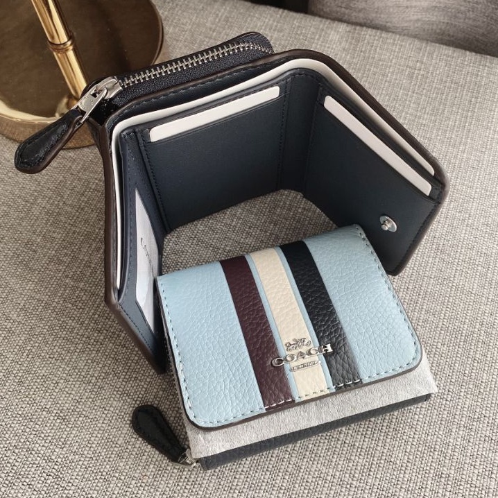 🎀 (สด-ผ่อน) กระเป๋าสตางค์ 3 พับเล็ก สีฟ้าคาดแถบ COACH C4525 Small Trifold Wallet In Colorblock With Stripe