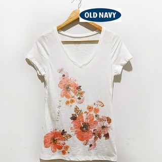 Old Navy เสื้อยืดสีขาว ของใหม่ ป้ายแปะอยู่ ลายดอกไม้แต่งเกล็ดพลาสติก ผ้าเนื้อบาง ไม่ร้อน ใส่สบาย ใส่กับยีนส์ น่ารักสุดๆ