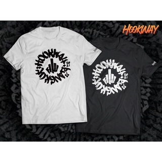 Hookway เสื้อยืดคอกลมแขนสั้นพิมพ์ลาย Calligraph ผ้าคอตต้อน100% Parody T-Shirt