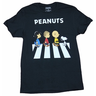 [S-5XL] เสื้อยืด ผ้าฝ้าย พิมพ์ลาย Charlie Snoopy The Gang Crossing Road สําหรับผู้ชาย