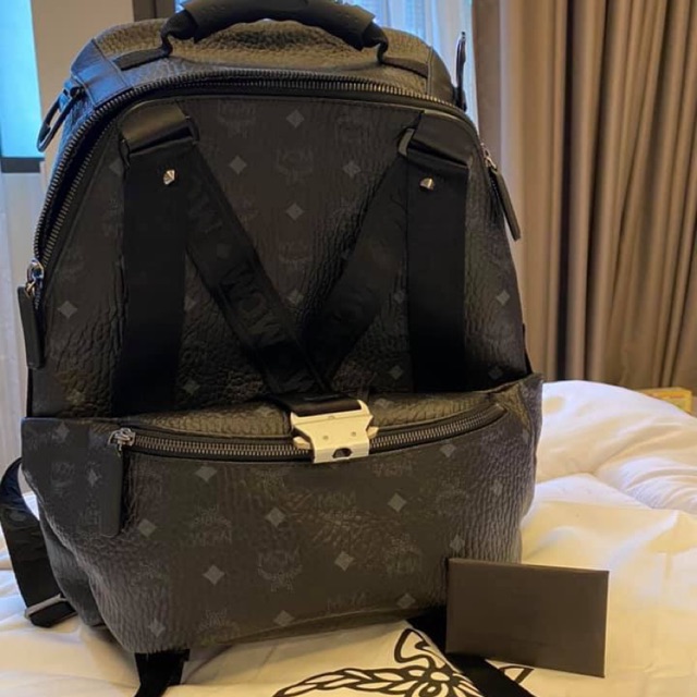 MCM Backpack สีดำ สามารถนำกระเป๋าด้านหน้าถอดมาประยุกเป็นกระเป๋าคาดอกได้