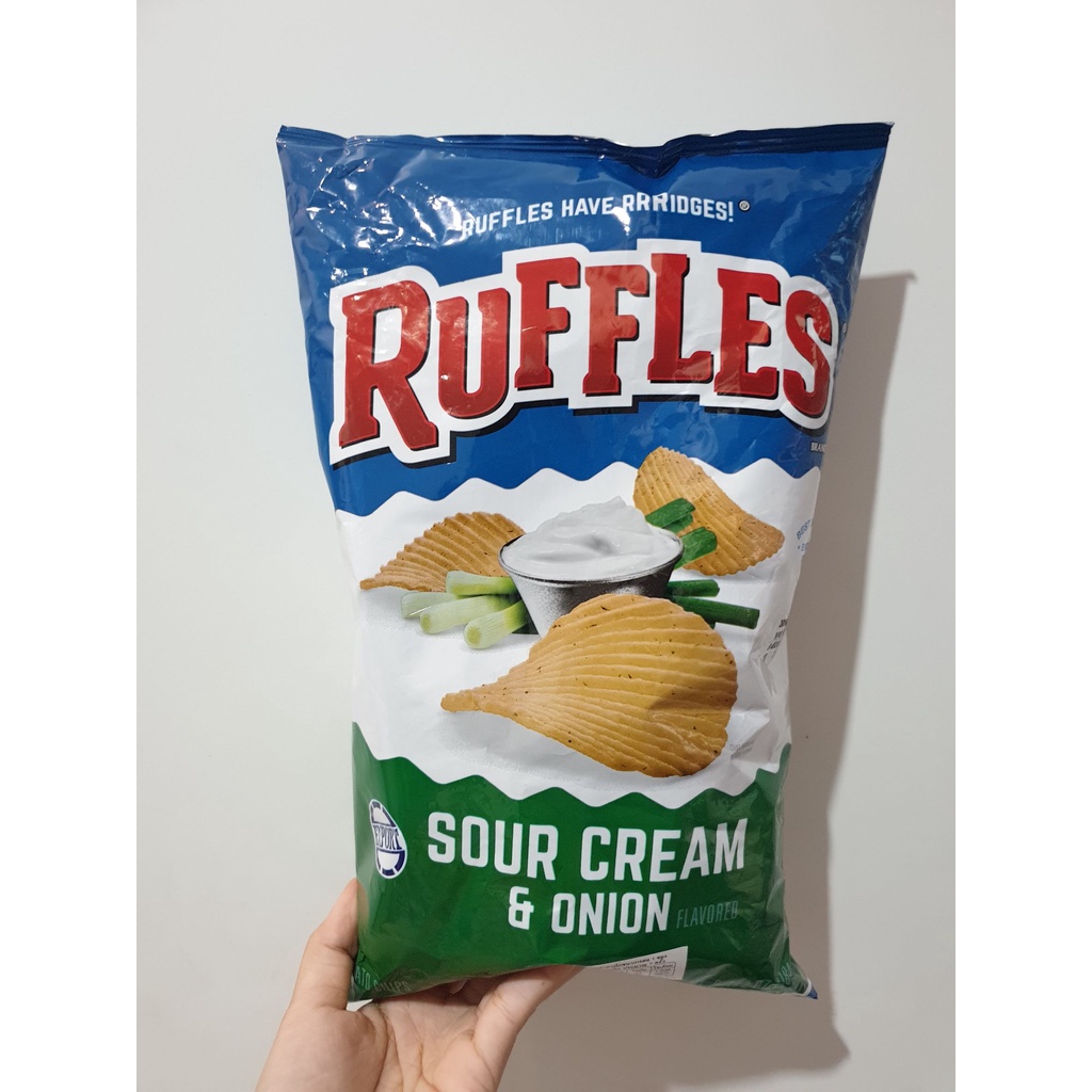 Ruffles Sour Cream & Onion Potato Chips 184 g. รัฟเฟิลส์ 184 กรัม มันฝรั่งทอดรสครีมเปรี้ยวและหัวหอม