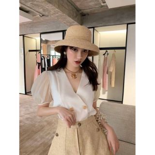 เสื้อคอวี เนื้อผ้านิ่มลื่น ดีเทลต่อแขนซีทรู ทรงแขนพองนิดๆ แต่งกระดุมคู่ด้านหน้า ดูแพงมากค่ะ