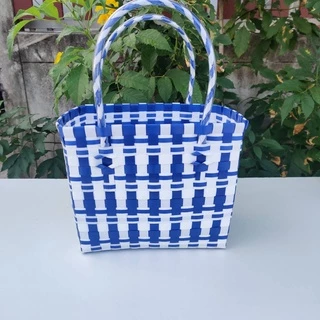 ตระกร้าสานเส้นพลาสติก กระเป๋าสานเส้นพลาสติก ตลาดสี่เหลี่ยมเล็ก กว้าง13ยาว22สูง18 CM วัดจากขอบปากตระกร้า