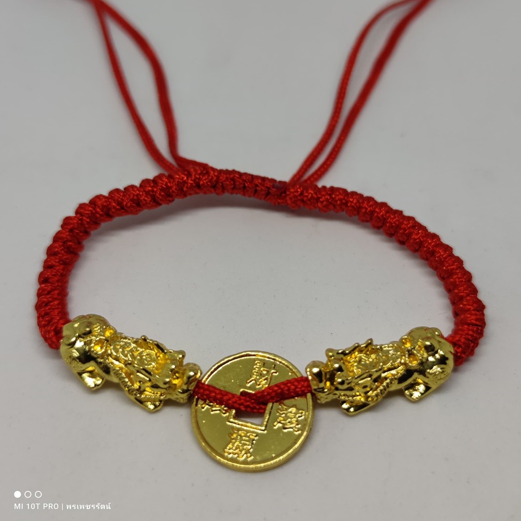 กำไล ด้ายแดง กำไลข้อมือด้ายแดงปี่เซี๊ยะ (ปี่เซี๊ยะคู่เหรียญ) คาบเงินคาบทอง เสริมฮวงจุ้ย ความรัก ค้าขายอ้าปากรับทรัพย์