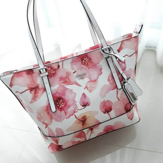 New Arrival!! รุ่นหายาก Guess tote Saffiano Bag ลายหนัง Saffiano