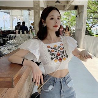 เสื้อครอปปักลายดอก แขนฟุ้งฟิ้ง