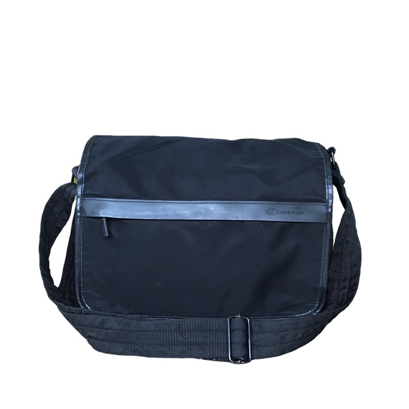 Calvin Klein 🌑 กระเป๋าสะพายสีดำ กระเป๋ามือสอง