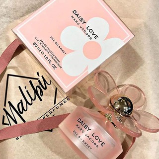 น้ำหอมสาวหวาน  ลุคคุณหนู สดชื่นหอมหวาน หรูหรา เรียบร้อยหน่อยๆ Marc Jacobs Daisy Love Eau So Sweet EDT 100 ml (กล่องซีล)