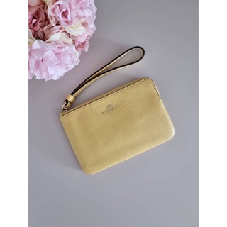 กระเป๋าคล้องมือ coach 1 zip ไซส์ S หนังแท้ สีเหลืองอ่อน