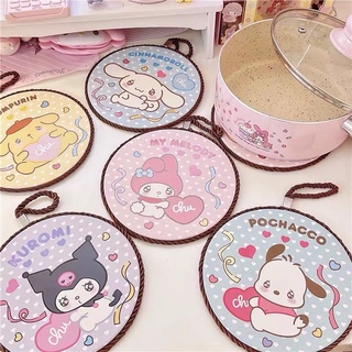 แผ่นวางของร้อน Sanrio Character รุ่นนี้มีหูเกี่ยวใช้แขวนกับผนังได้ วัสดุเป็นกระเบื้องผสมไม้ก๊อก