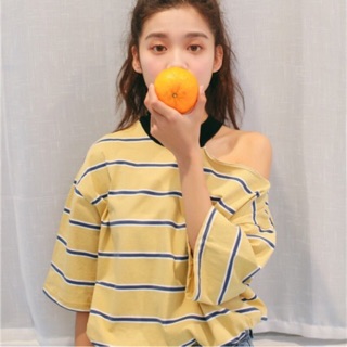 ✨พร้อมส่ง เสื้อยืดแฟชั่นนำเข้า ✨ ห้ามพลาดเลยตัวนี้ 😻ดีเทลน่ารัก โชว์ไหล่หน่อยๆ