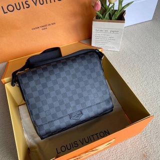 L o u i s Vuitton District pm