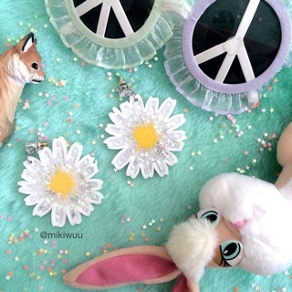 Happy daisy earrings    .